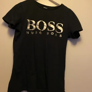 Hugo boss (äkta) - Säljer denna då den hänger endast i garderoben utan användning. Skicket är bra, inget slitage eller andra effekter! Den är sydd så att den följer med längs med midjans form vilket är snyggt. Den är inte tight eller för pösig, ganska lagom. 