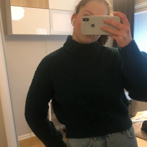 Grön stickad tröja - Superfin stickad tröja med en liten polokrage! Superskönt, knappt använd och har inga skador. Säljer för 130kr exklusive frakt. På sista bilden är färgen mer relevant. 