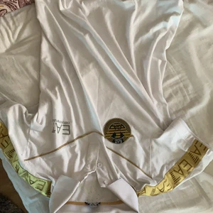 Ea7 piké, strl M passar även S - Plagget har användts enbart några få gånger, lite nopprig men går att ta bort. Piken är limited edition och går inte att få tag på någonstans. Den är 100% äkta från room 1006. Köpt för 1500kr och har även kvitto på köpet. 