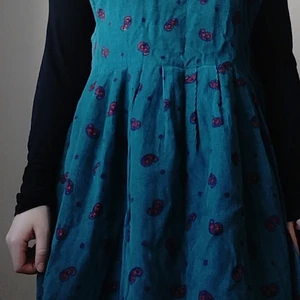 Manchesterklänning  - Superfin vintage manchesterklänning från märket Portraits by Northern Isles, inköpt på beyond retro. Storlek M (men skulle säga att den passar även L). ✨ Köpare står för frakt på 66kr. 