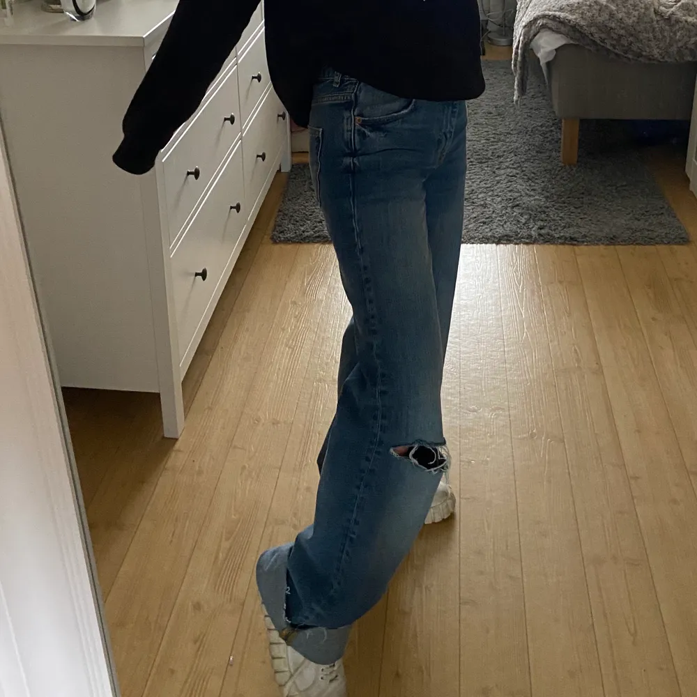 Säljer mina snygga lågmidjade jeans!! Långa på mig som är 160, därför brukar jag vika upp där nere👍🏼 storlek 34 men passar perfekt på mig som vanligtvis har 36💕 möts upp i Stockholm eller fraktar. Jeans & Byxor.