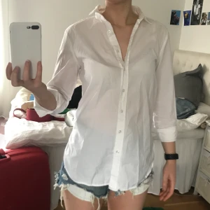 Vit skjorta - Supersnygg skjorta i fint skick med undantag av fläckar på insidan av ärmslutet. Syns inte om man viker upp ärmarna.