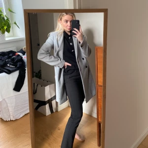 Grå kappa från Zara - Grå kappa från Zara i storlek XS. Använd 1 gång, mycket gott skick! Frakt ingår i priset.