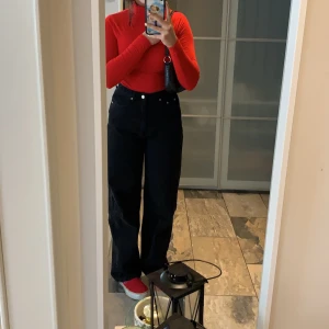 Röd turtleneck från Gina - Köpt för 1 år sen, använt 2 ggr. Köpte för 150kr på Gina i strl S, men sitter även bra på XS och M. Köparen står för frakt 
