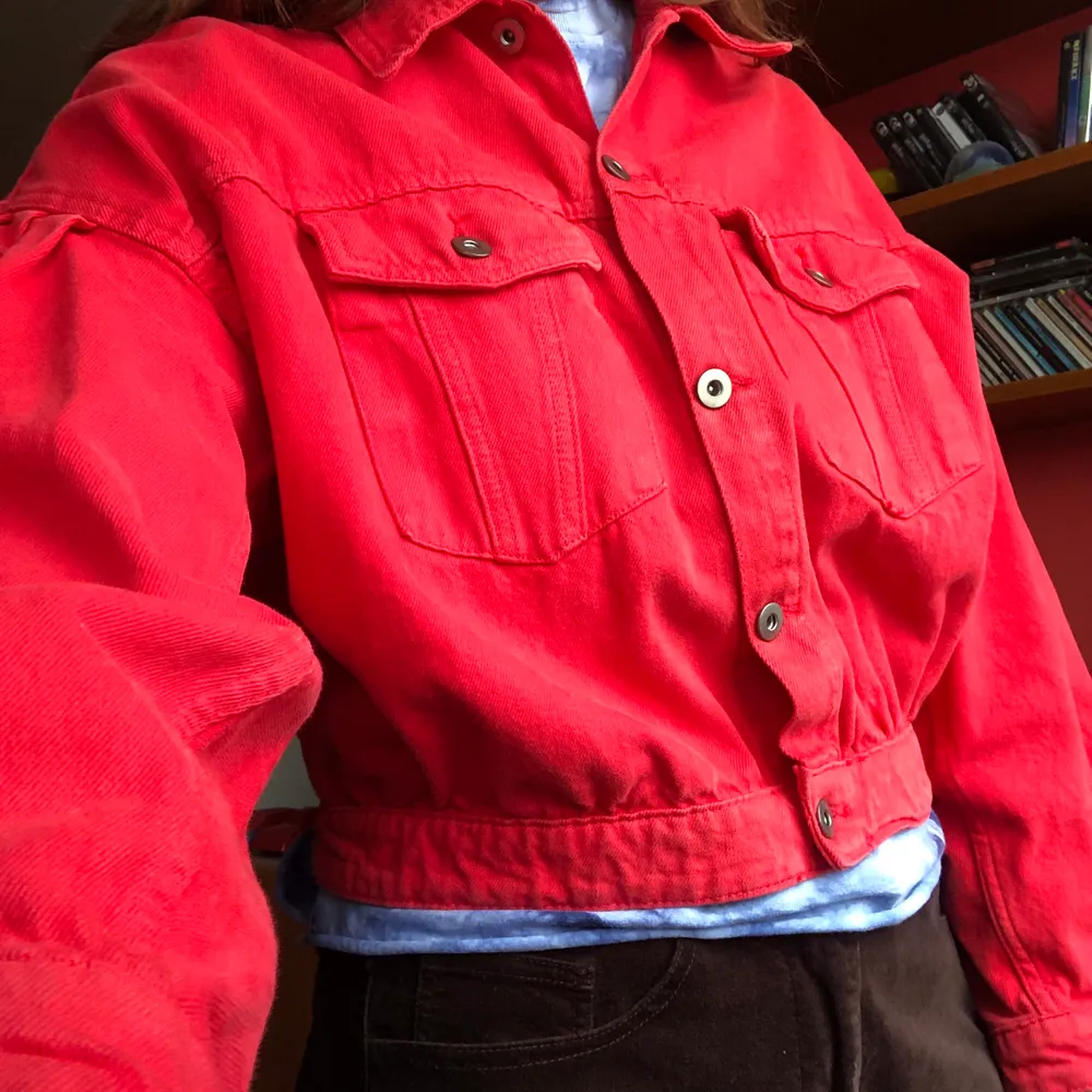 Croppad röd jeansjacka med ballongärmar från H&M köpt secondhand, använd 2 ggr av mig. Jag på bilden har storlek M👍🏻 Den är i använt skick men inga skador :). Jackor.