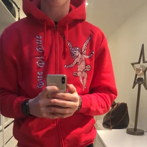 One Of One  - Den limiterade hoodien med den röda färgen och det trycket finns de väldigt få av. Storlek: Medium och är i ett nyskick. 9/10 