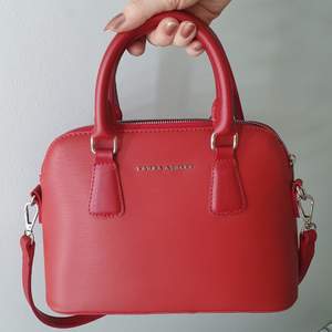 Röd handväska från Laura Ashley i veganskt läder. Aldrig använd! Nypris 699kr. 