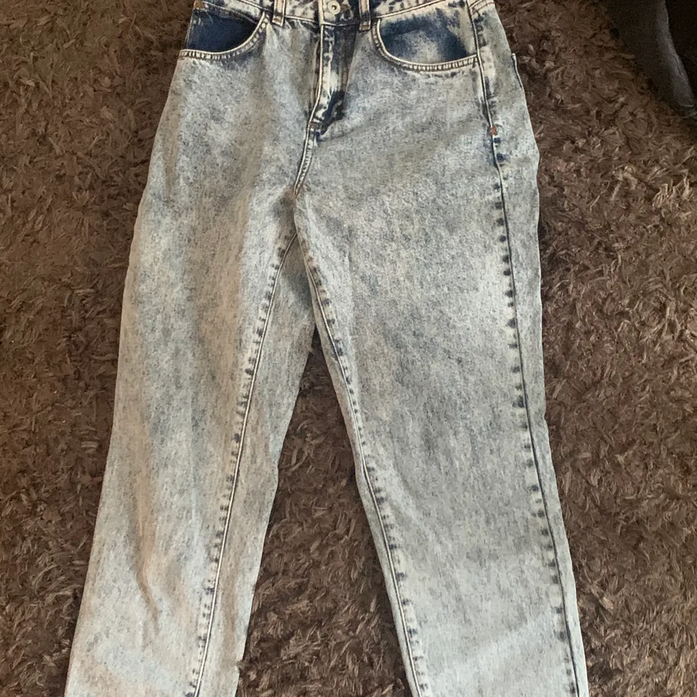 Säljer dessa knappt använda jeans då de inte passar mig! Använt Max 1-2 ggr! Ena hålet har blivit bredare än den andra men annars är den i fin skick!. Jeans & Byxor.