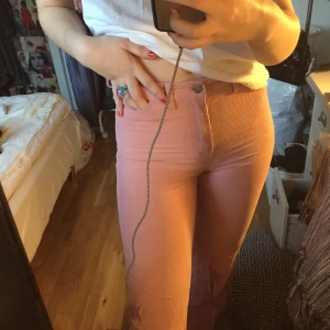 Rosa manchesterbyxor💕 - Rosa manchesterbyxor från Indiska. Går nästan ända ner till golvet på mig som är 168 cm. Supersnygga och våriga🙌🏻