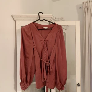 Knytblus - En knytblus i silke, otroligt vacker