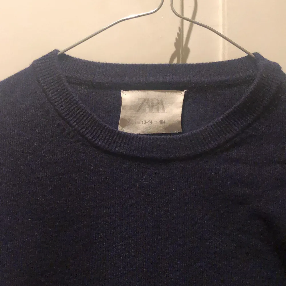 En jättefin mörkblå finstickad tröja från zara. Lägg ett bud eller köp direkt för 60 kr. Tröjor & Koftor.