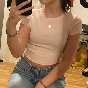 Croptop - En puderrosa kortärmad croptop i stretchigt material 🥰