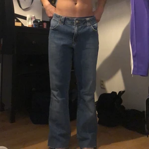 Levis jeans bootcut - Unisex. Passar de som är mellan 170-175cm beroende på hur man vill att de ska sitta. Inga defekter eller liknande. Modell:525. Personen på bilden är 175cm lång. 