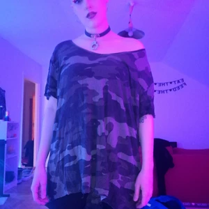 Världens skönaste camo t-shirt - Liiivets mjukaste och skönaste tröja som jag inte använder längre. Tunnt och flowy material, fint skick men välanvänd så den är lite nopprig. Storlek M står det men jag tror att den skulle vara oversized på en XL också då den är väldigt lång och bred! Frakt tillkommer, priset kan diskuteras! 