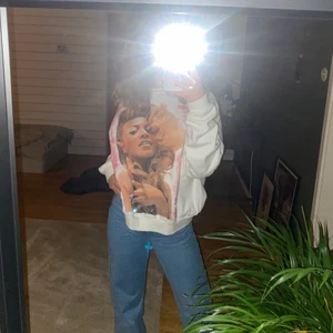 Vit oversized sweatshirt  - En sweatshirt från Carlings i märket stay i storlek S. Den är lite oversized, och är i ett använt men väldigt fint skick. Baksidan är helvit. 