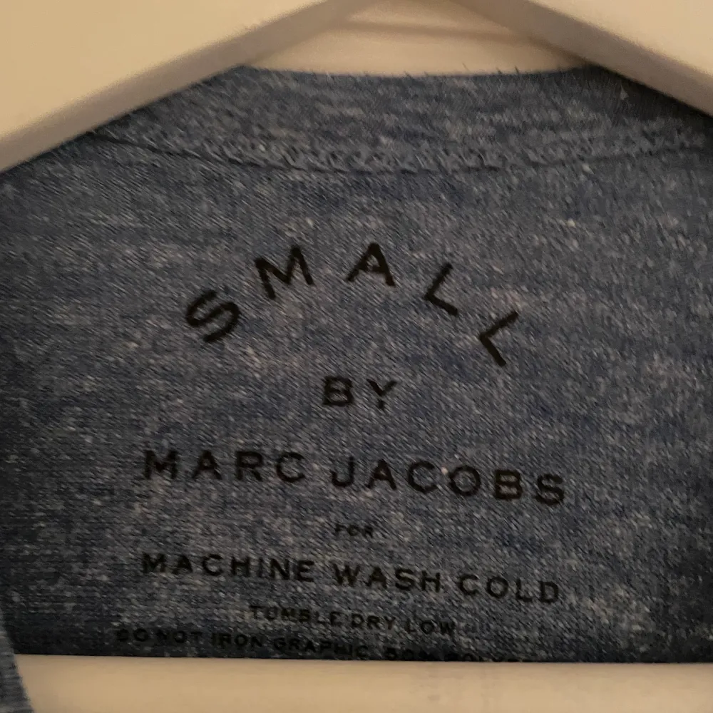 Säljer denna blå T-shirt från Marc Jacobs. . T-shirts.