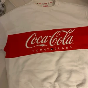 Tommy Hilfiger x Coca Cola - Tommy Hilfiger x Coca Cola tröja. Storlek M och cond 8/10. 