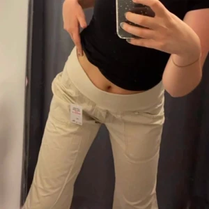 Cargopants - Cargobyxor typ? I det materialet iaf, från polarn och pyret! Tror någon gravidkollektion med tanke på den mjuka sömmen. Köpa på Röda Korsets second hand ❤️ Perfekt längd på mig som är 162.