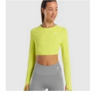 Tränings topp - En gul jättefin träningstopp/tröja från Gymshark.  Storlek M.  Säljes pga fel storlek och gick ej att returnera pga försenad leverans och övergick därmed returdatumet :(  Skriv för fler bilder☺️