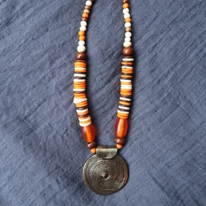 Halsband - Från Indien. Frakt tillkommer