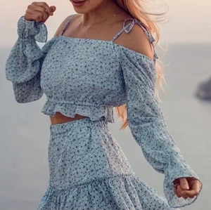 Off Shoulder - Blus  - Säljer denna blåa långärmade blusen köpt ifrån NA-KD i somras. Använd endast en gång och är i nyskick. Kontakta mig vid intresse eller frågor 🖤