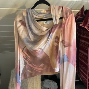 Topp  - Säljer den här suuupeesnygga toppen från nakd i deras art kollektion, storleken är medium med passar lika bra en small. Endast använd en gång