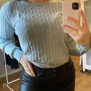 Stickad gant - Ljusblå kabelstickad gant tröja i stl M💙💙