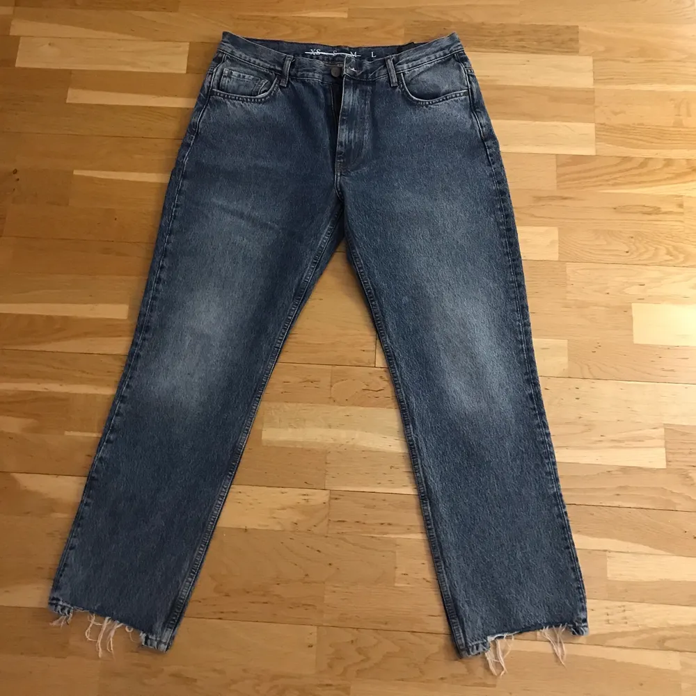 Byxor köpta i bikbok, använt 1 gång. Storleken är L och skulle säga att den passar bra men kan vara tighta vid låren (beroende kroppsbyggnad🥰) . Jeans & Byxor.