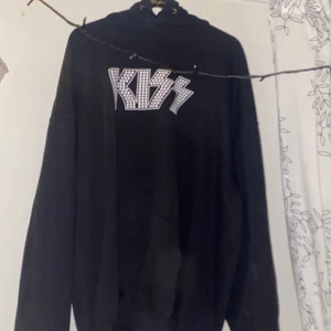 Hoodie - Svart hoodie storlek XXL men funkar för L. Köparen står för frakten. (Kommer att tvättas innan jag skickar)