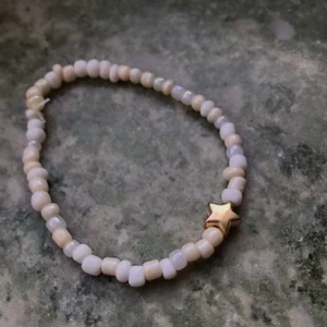 Armband - Några få armband av vad min dotter tillverkar, vill ni de mer följ sannasjewerlys på instagram. Pris per st 20-25kr, frakt 13kr per st. 