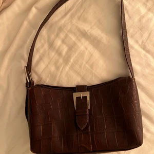 Brun Läder vöska  - En jättefin brun läderväska. Kommer endast sälja om jag får ett bra bud på den!