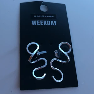 Coola örhängen från weekday - Jag har aldrig använt dom,skriv till mig om ni vill köpa!💓 jag står för frakt