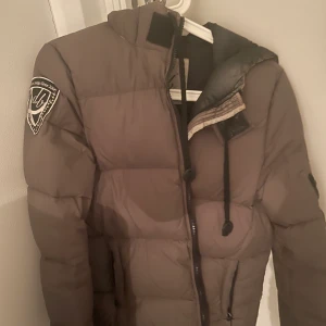 Dr Brand Vinterjacka  - Storlek M passar även för dig som har S, sparsamt använd 