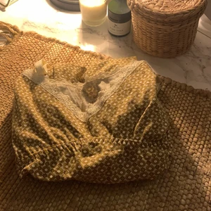 Grön & brunt linne - Snyggt grönt & brunt linne som jag aldrig använt men däremot köpt secondhand sen innan, är i jätte bra skick!🤍✨