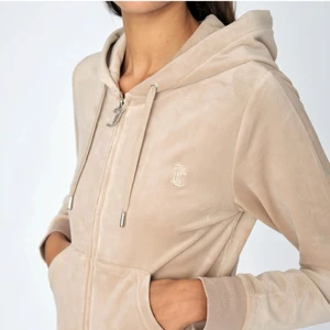 Juicy couture tröja  - Säljer denna slutsålda juicy couture tröja i färgen warm taupe, storlek XS. Köpt från Miinto och har aldrig kommit till användning! Skriv gärna till mig om ni har fler frågor!🐻☁️