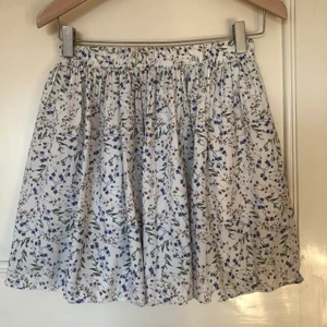 Kjol - Fin och somrig kjol. Skulle säga att den är i storlek s-m, skriv vid intresse.💕