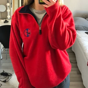 Retro Nike Tröja  - Säljer en super cool och skön nike tröja. Den är i fleece material så man kan ha den som tröja under sin skidjacka eller till vardags. Jätte mysig och super snygg men jag insåg att jag inte trivdes i den röda färgen därför säljer jag. Använd endast en gång!