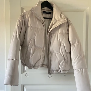 Jacka - Grå/beige jacka från Chiquelle, storlek 36 🤍