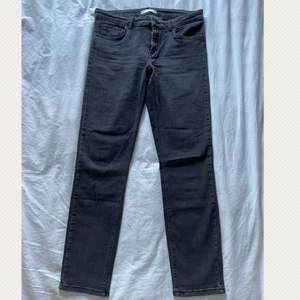 Mörkgråa jeans strl 44. Bra passform på benen och stretchig midja. Använt 1 gång. 