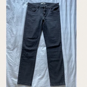 Ginatricot LISEN jeans  - Mörkgråa jeans strl 44. Bra passform på benen och stretchig midja. Använt 1 gång. 