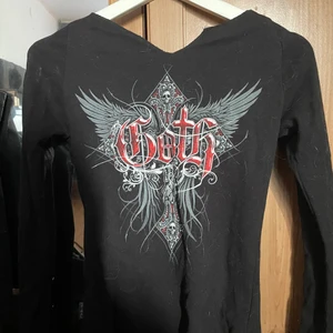 Fin tröja med snörning på armarna - Köpt här på Plick för ett tag sen men inte kommit till någon användning. Säljer för 100 kr+frakt