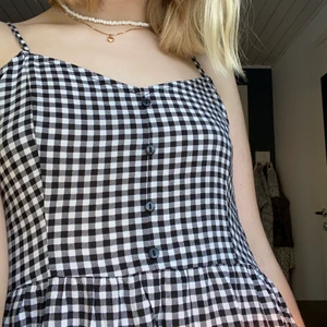 Rutig klänning - Jätteskön rutig klänning från HM, med dragkedja i ena sidan. Knappar som detaljer på överdelen. ❤️