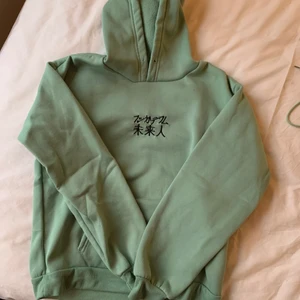 tjocktröjor  - säljes separat men kan säljas tsm. De två första är knappt använda medans den sista är mer använd men den har inga defekter. Alla är i storleken M och pris varierar mellan 120-170kr(kan diskuteras) frakten betalas av köparen.