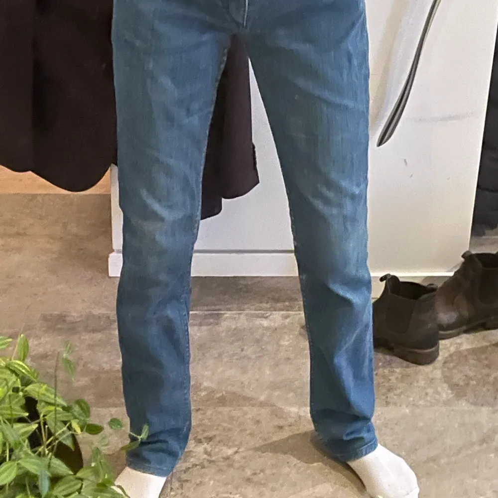 Lägger ut igen pga oseriösa köpare! Jättefina acne jeans, inte kollat storlek men skulle uppskatta dem till en S-M då dem är lite stora på mig som brukar bära xs. Som referens är jag 168 cm lång. Kan mötas upp i Stockholm eller skicka mot fraktkostnad☺️. Jeans & Byxor.