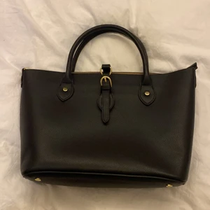 Väska  - Säljer denna väskan som är köpt på Åhléns jag har bara använt den en gång men efter det kommer den aldrig till användning💗 skriv om ni är intresserade