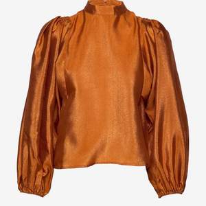 Harriet blouse storlek XS. Bra skick! Kolla gärna in vår Instagram @ amalia.uf💛 Köparen står för frakt.