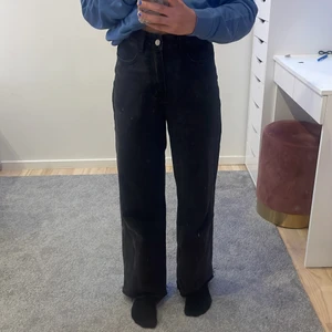 SHEIN jeans svarta - Ett par jeans från SHEIN. Storlek XS och sitter jätte bra. Jag är 1,64 cm och dom når ner till slutet av foten på mig. Välanvända. Dom sitter bra i midjan. Gylfen är lite seg och knappen är lös, det var så när jag fick dom. 