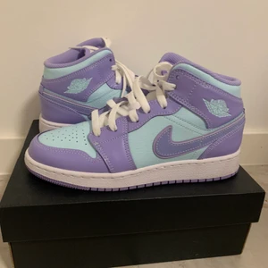 Nike Air Jordan - Superfina Nike Air Jordan i färgen Purple pulse/Arctic Punch. Endast använda en gång men dem ser ut som nya! Har tyvärr inte kvar kvitto men dem är köpa på Kicks n Stuff i Göteborg. Inköpspriset var 2099kr. Strl 37,5.  Kartong medföljer. Om det önskas kan jag skicka med creaseskydd. Kan skicka spårbart via Postnord eller mötas upp i Göteborg/Mölndal. Skicka PM om du vill ha fler bilder eller har några frågor! Budgivning om fler är intresserade 