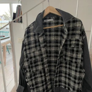 Jeans jacka från zara - Jätte cool jeans jacka med lite snygga detaljer🥰 köparen står för frakt!