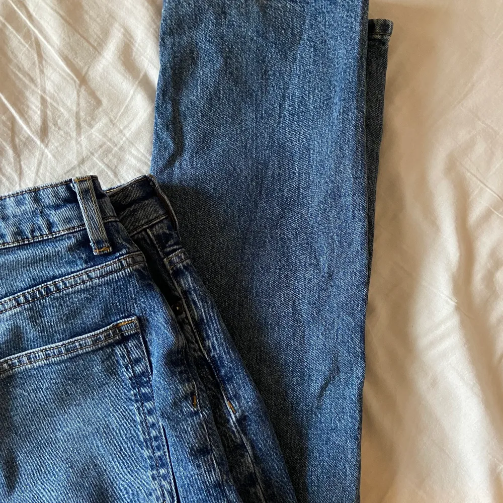 Vintage high straightjeans i mörkblå tvätt (sista bilden är samma jeans fast annan färg) från H&M och i jättebra skick!. Jeans & Byxor.